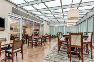 une salle à manger avec des tables et des chaises en bois dans l'établissement Hampton Inn Manhattan Grand Central, à New York