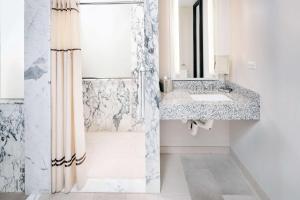 y baño con lavabo y ducha. en Hilton Club West 57th Street New York, en Nueva York