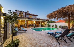 eine Villa mit einem Pool im Hof in der Unterkunft Villa Karmen in Zaton