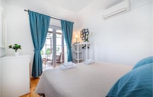 ein Schlafzimmer mit einem Bett mit blauen Vorhängen und einem Fenster in der Unterkunft Villa Karmen in Zaton