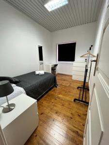 - une chambre avec un lit et une télévision dans l'établissement Casa das Memórias, 