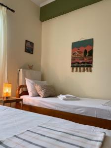 duas camas sentadas uma ao lado da outra num quarto em The Lake House -Trichonida Lake em Marathiás