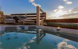 Piscina de la sau aproape de Villa Dol Hills Estate