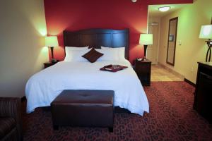 una habitación de hotel con una cama grande y una silla en Hampton Inn Union City en Union City