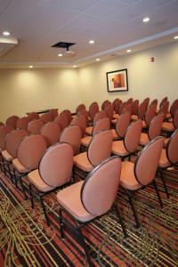 une pièce remplie de chaises brunes dans l'établissement Hampton Inn Union City, à Union City