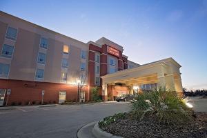 un edificio de hotel con un coche aparcado delante de él en Hampton Inn & Suites Jacksonville en Jacksonville