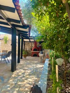 Κήπος έξω από το Windy Inns ( Maistros I )