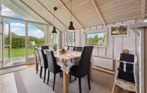 uma sala de jantar com mesa e cadeiras em Gorgeous Home In Sydals With Kitchen em Skovbyballe