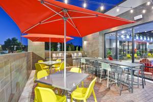 Home2 Suites by Hilton OKC Midwest City Tinker AFB餐厅或其他用餐的地方