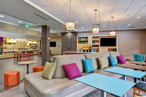 Home2 Suites by Hilton OKC Midwest City Tinker AFB的休息区