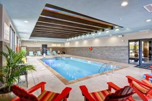 Home2 Suites by Hilton OKC Midwest City Tinker AFB内部或周边的泳池