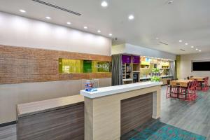 Home2 Suites by Hilton OKC Midwest City Tinker AFB的厨房或小厨房