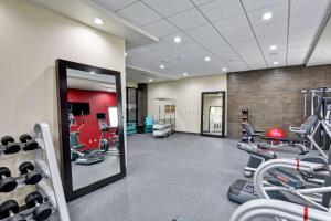 Home2 Suites by Hilton OKC Midwest City Tinker AFB的健身中心和/或健身设施