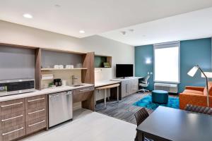 Home2 Suites by Hilton OKC Midwest City Tinker AFB的厨房或小厨房