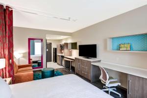 Home2 Suites by Hilton OKC Midwest City Tinker AFB的电视和/或娱乐中心