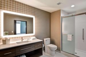 Home2 Suites by Hilton OKC Midwest City Tinker AFB的一间浴室