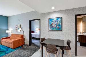 Home2 Suites by Hilton OKC Midwest City Tinker AFB客房内的一张或多张床位