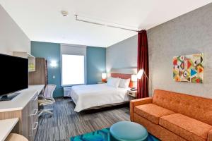 Home2 Suites by Hilton OKC Midwest City Tinker AFB的电视和/或娱乐中心
