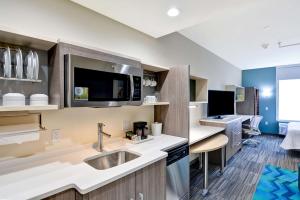 Home2 Suites by Hilton OKC Midwest City Tinker AFB的厨房或小厨房