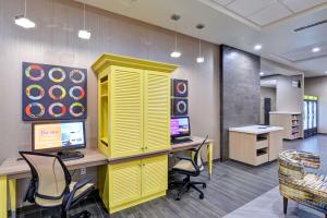 Home2 Suites by Hilton OKC Midwest City Tinker AFB的电视和/或娱乐中心