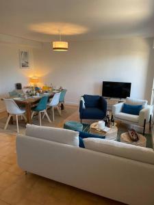 - un salon avec un canapé, des chaises et une table dans l'établissement Maison Familiale idéale pour les Vacances/Weekends, à Dinard