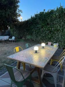 une table avec des chaises et des lumières au-dessus dans l'établissement Maison Familiale idéale pour les Vacances/Weekends, à Dinard