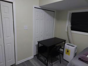 um quarto com uma secretária, uma porta e uma cama em Casa Cerca De La Playa em Chicago