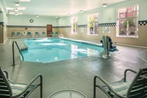 uma piscina num quarto de hospital com cadeiras à volta em DoubleTree by Hilton Olympia em Olympia