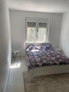 a bedroom with a bed and a window at Apartment Ajdarpasic in Bar