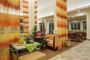 un vestíbulo con un restaurante con mesas y sillas en Hilton Garden Inn Olympia, WA en Olympia