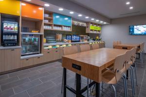 A restaurant or other place to eat at Home2 Suites by Hilton Omaha I-80 at 72nd Street, NE
