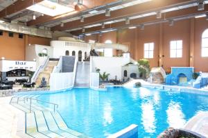 a large swimming pool in a large building at Van der Valk Resort Linstow in Linstow