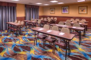 une salle de classe avec des tables et des chaises sur un tapis coloré dans l'établissement Hampton Inn & Suites Ontario, à Ontario