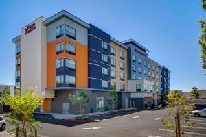 d'un immeuble d'appartements dans un parking dans l'établissement Hampton Inn & Suites By Hilton Rancho Cucamonga, à Rancho Cucamonga