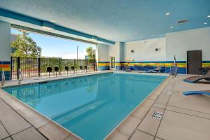 uma piscina interior com uma grande janela em Hampton Inn & Suites By Hilton Rancho Cucamonga em Rancho Cucamonga