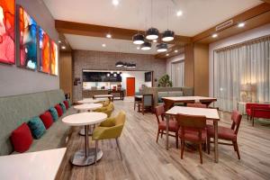 un restaurante con mesas y sillas y una cafetería en Hampton Inn & Suites By Hilton Rancho Cucamonga en Rancho Cucamonga