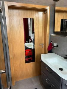 ein Bad mit einem Waschbecken und einem Spiegel in der Unterkunft Ruhige Wohnung im Fabrikstil in Chemnitz in Chemnitz