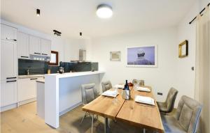 PoličnikにあるVilla Tonaの木製のテーブルと椅子のあるキッチンとダイニングルーム