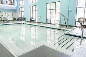 una piscina en un edificio con ventanas y una piscina en Hampton Inn & Suites Chesapeake-Square Mall, en Chesapeake