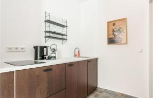 cocina con paredes blancas y armarios de madera en Cozy Apartment In Gottsdorf With House A Panoramic View, en Gottsdorf