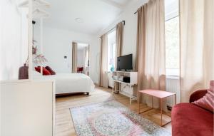 ein weißes Schlafzimmer mit einem Bett und einem TV in der Unterkunft Cozy Apartment In Gottsdorf With House A Panoramic View in Gottsdorf