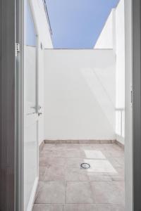 a bathroom with a shower and a tile floor at Algaba Severo Ochoa 1 in La Algaba