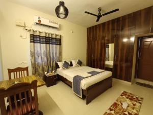 um quarto com uma cama e uma ventoinha de tecto em Hotel BlueSky Ramapuram em Chennai