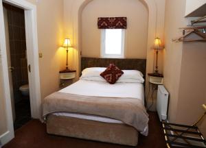 Uma cama ou camas num quarto em Gabriel House Guesthouse