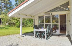 un patio con mesa y sillas. en Beautiful Home In Vejby With 3 Bedrooms, Sauna And Wifi en Vejby