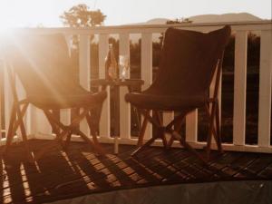 deux chaises assises sur une terrasse avec une table dans l'établissement Mbhathane Farm Lifestyle and Spa, 