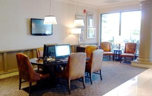 Televisyen dan/atau pusat hiburan di Doubletree by Hilton, Leominster