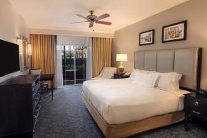 オーランドにあるHilton Grand Vacations Club Tuscany Village Orlandoのベッド、机、テレビのある寝室 +35枚の写真
