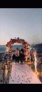una coppia che si trova davanti all'altare di un matrimonio di Goga Guest House a Kvariati