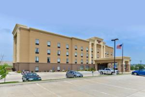 un gran edificio con coches estacionados en un estacionamiento en Hampton Inn Ottumwa, en Ottumwa